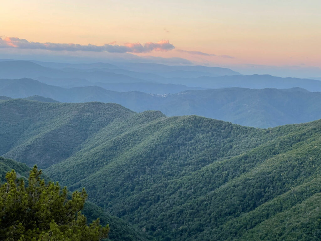 Vue spectaculaire sur les Cévennes, depuis la Maison des Monts Bleus