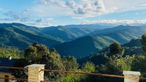 Vue spectaculaire sur les Cévennes, depuis la Maison des Monts Bleus