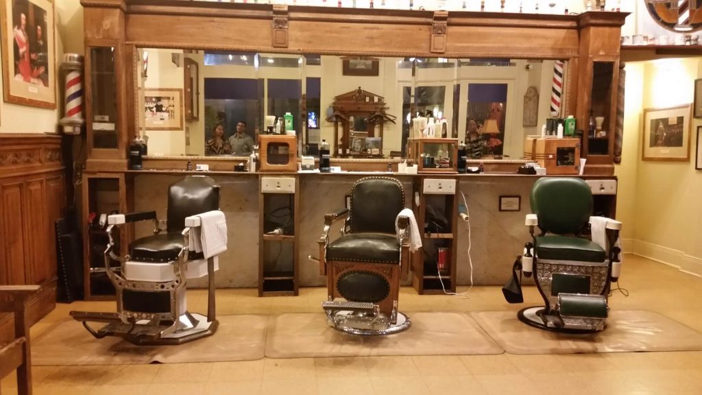 Coiffeur & barbier avec une décoration qui dénote